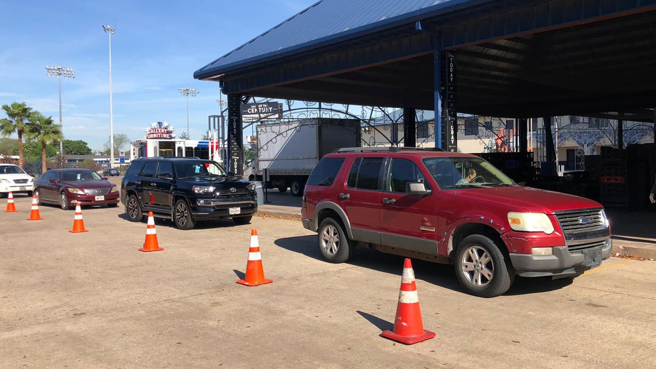 Los voluntarios están muy bien organizados en esta entrega de comidas gratis a los más necesitados en esta pandemia.