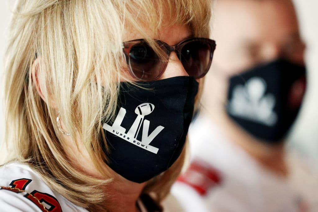 Durante la pandemia, se llevará a cabo el Super Bowl LV y, con las medidas necesarias, fanáticos se dan cita en el Raymond James Stadium para ser testigos del encuentro entre Kansas City Chiefs y el equipo local, Tampa Bay Buccaneers en la lucha por el trofeo Vince Lombardi.