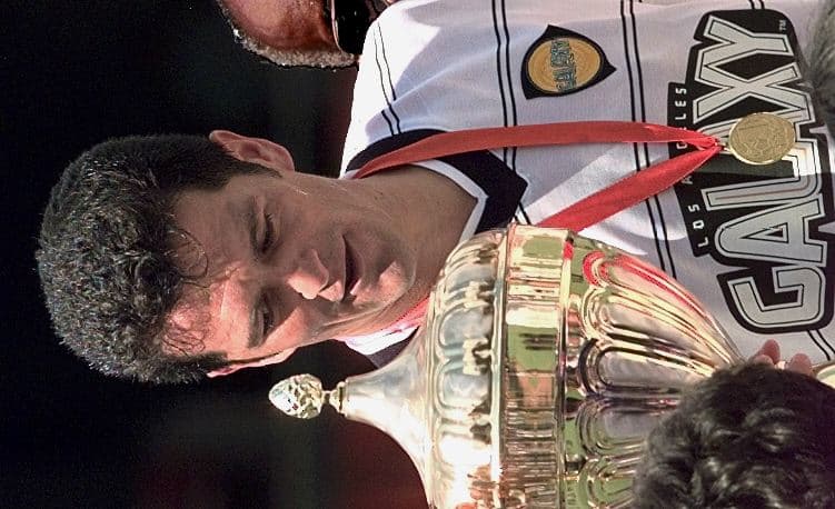 Carlos Hermosillo (LA Galaxy) – Jugó con los galácticos en las temporadas del ’98 y ’99 tras conquistar numerosos títulos de Liga MX con América, Cruz Azul y Necaxa además de títulos de goleo con la Máquina Celeste. En sus dos temporadas anotó 19 goles lo que aún lo mantienen como el segundo máximo goleador mexicano en la MLS, y además también registró 16 asistencias. Hermosillo se quedó a un paso de levantar la MLS Cup en ’99, cuando los galácticos sucumbieron ante el DC United en la final.