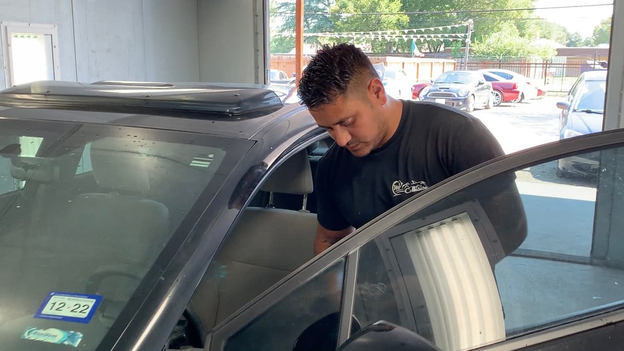 “Hoy en día la gran mayoría de los vehículos de última generación (del 2016 en adelante) ya cuentan con un GPS de fábrica, lo malo es que las personas que se dedican a robar automóviles ya saben el lugar en donde está el GPS, por lo que es recomendable ponerle uno adicional”, advierte Alonso Castor, experto en mecánica automotriz en Houston.