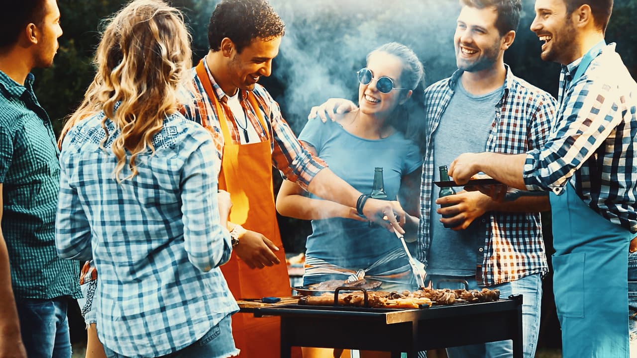 3 beneficios de una parrillada casera que puedes disfrutar con tus amigos