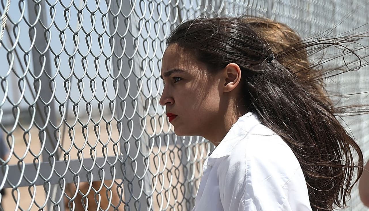 Trump tiene niños en "campos de concentración" en pleno 2019 y sólo a ella le importa