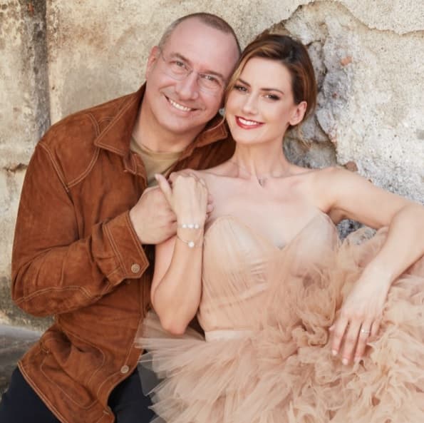 <b>Altair Jarabo </b>
<br>La actriz de Corazón Guerrero compartió en 2021 que contrajo nupcias con el empresario francés Frederic García en un hermoso castillo, donde lució un bello vestido blanco que resaltó su silueta.