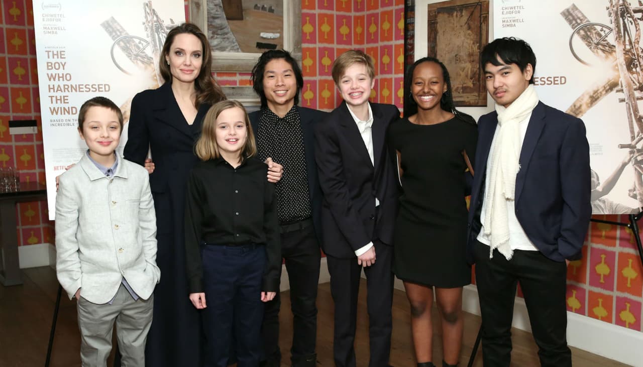 Angelina Jolie posa con TODOS sus hijos y no vas a creer lo mucho que crecieron