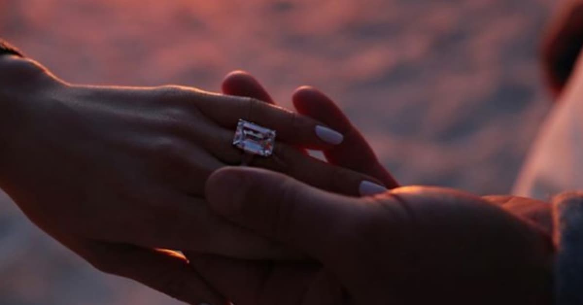 En marzo del 2019, la cantante y bailarina se comprometió con Alex Rodriguez, quien le dio un anillo de 15 quilates y valuado en 1.4 millones de dólares. En abril del 2021 anunciaron su separación y los reportes de varios medios apuntaron a que JLo se quedó con la joya.