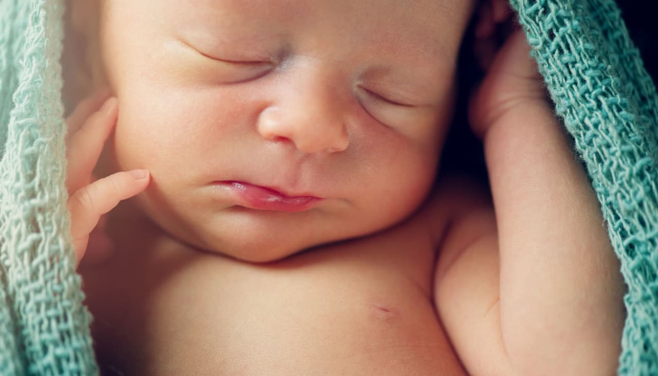 El primer impulso de los padres cuando hace frío puede ser peligroso para el bebé