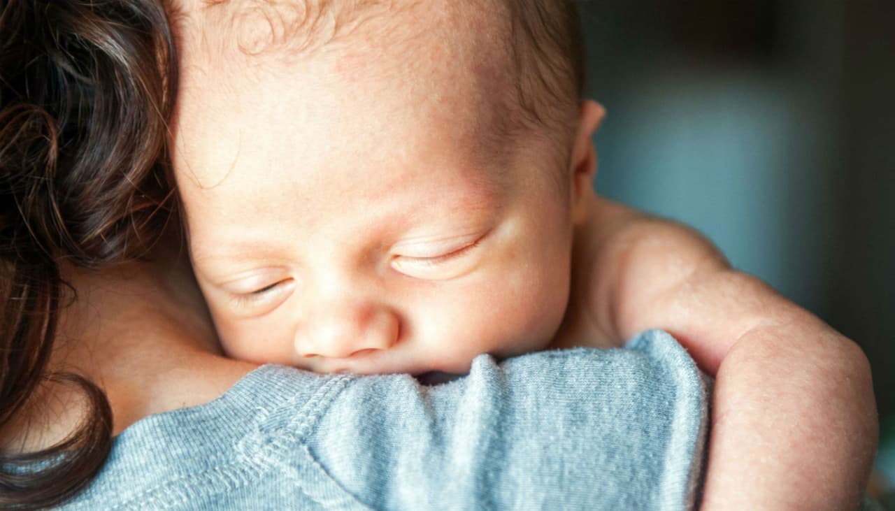 Mecer a tu bebé justo antes de que se duerma puede afectar su desarrollo, según pediatras
