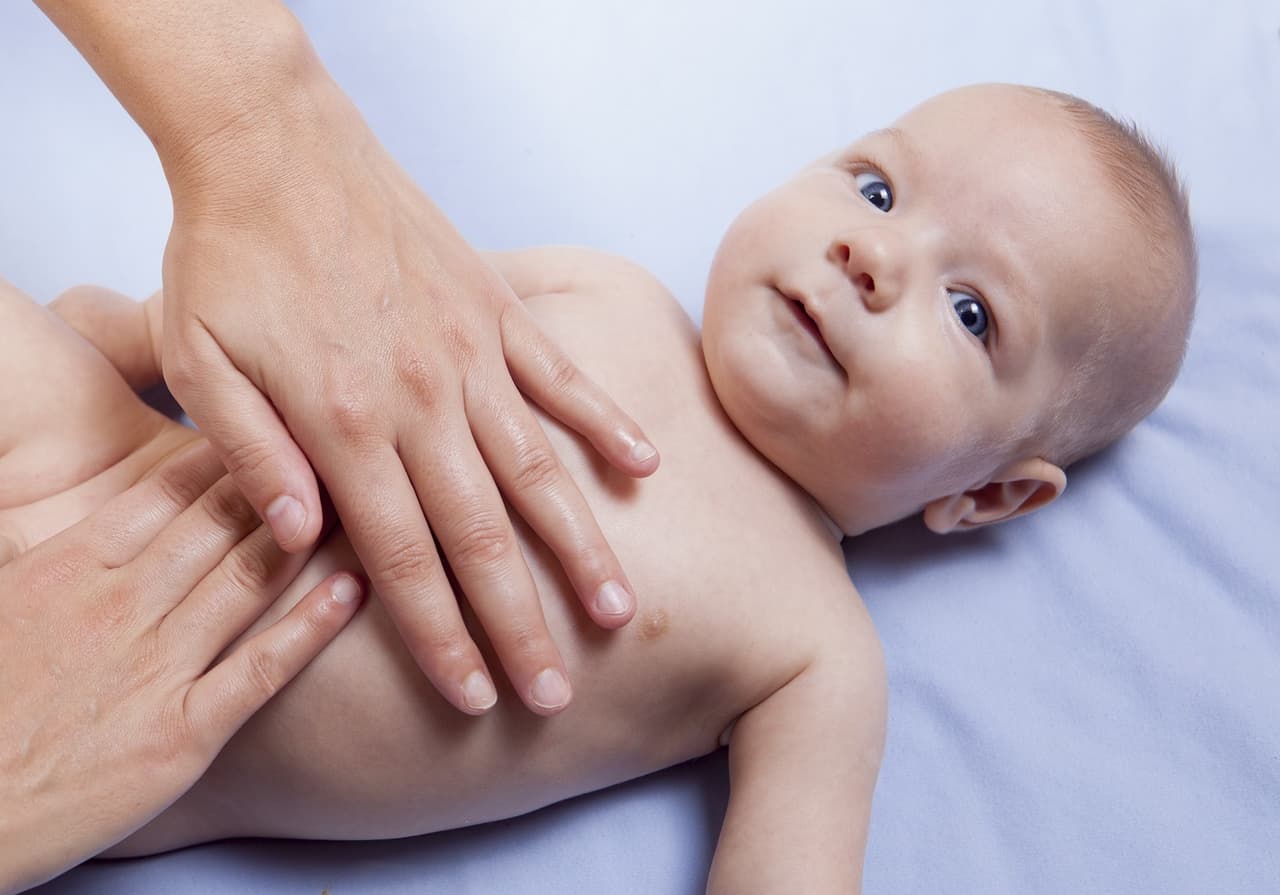 Ayuda a tu bebé para que no sufra cólicos y evacue mejor con el método de una especialista