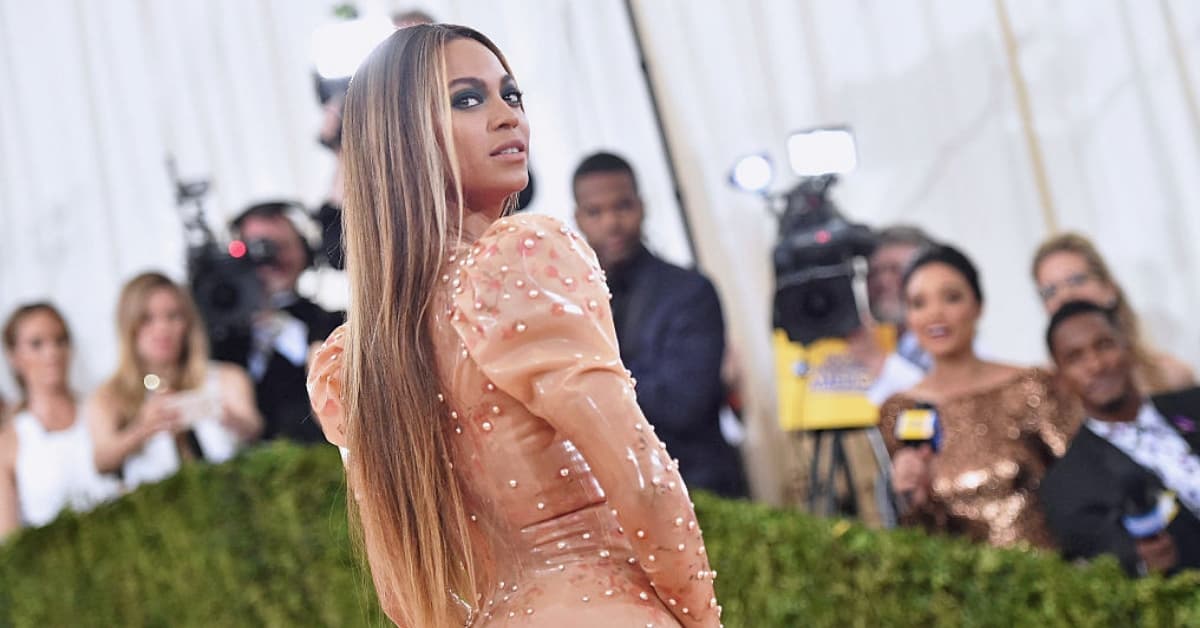 Beyoncé acapara la atención con dos blazers que tienen el mismo detalle en las mangas