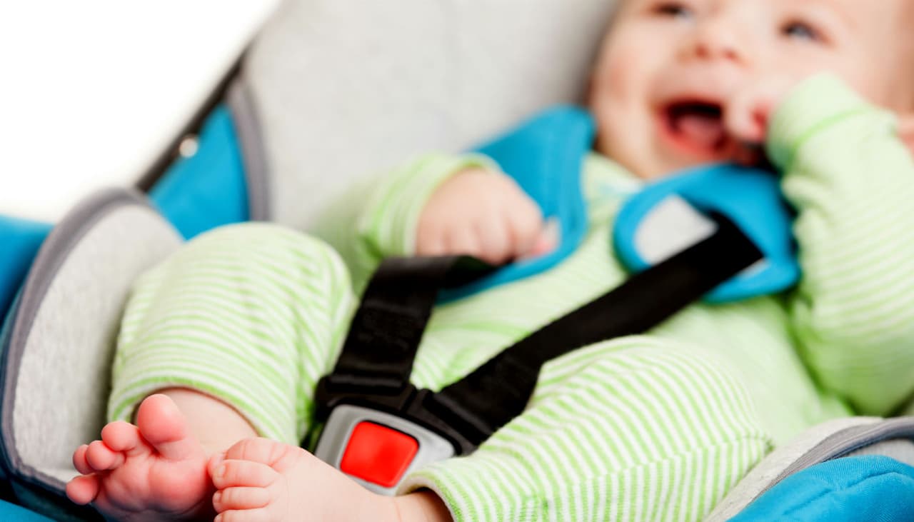 Después de un accidente con su hija, madre alerta sobre un accesorio común de la silla de coche