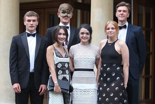 Maisie Williams encuentra un mejor titular que "sin corpiño" para referirse a su sábado