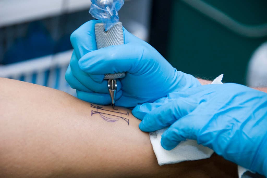 5 riesgos de los tatuajes para la salud