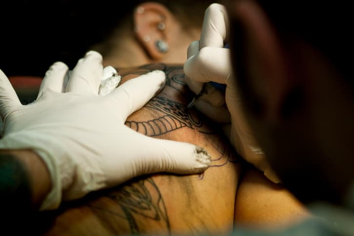 ¿Afecta consumir alcohol antes de tatuarse?