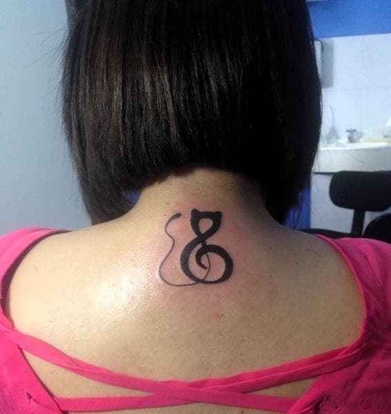El original tatuaje de gato y clave musical de Violeta