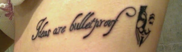 El tatuaje de V de Vendetta de Constanza