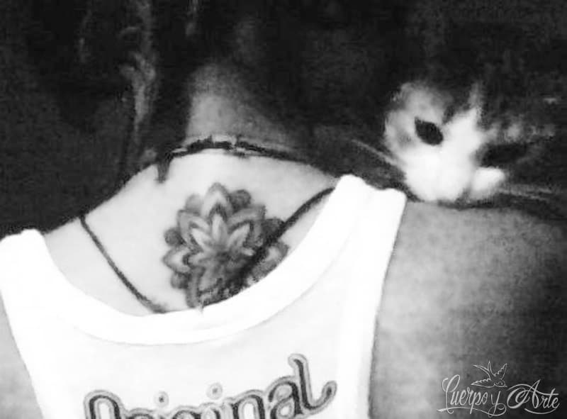 El tatuaje de pavo real de Laura