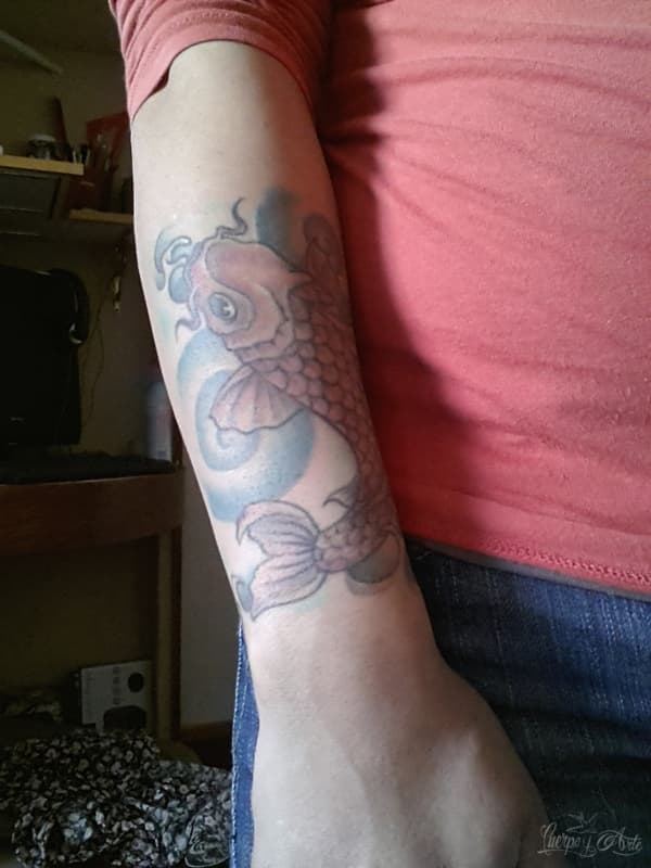 El tatuaje de pez koi en el brazo de Nanci