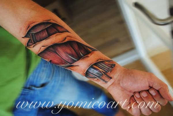 Grandes tatuadores: Yomico Moreno y su colorido hiperrealismo