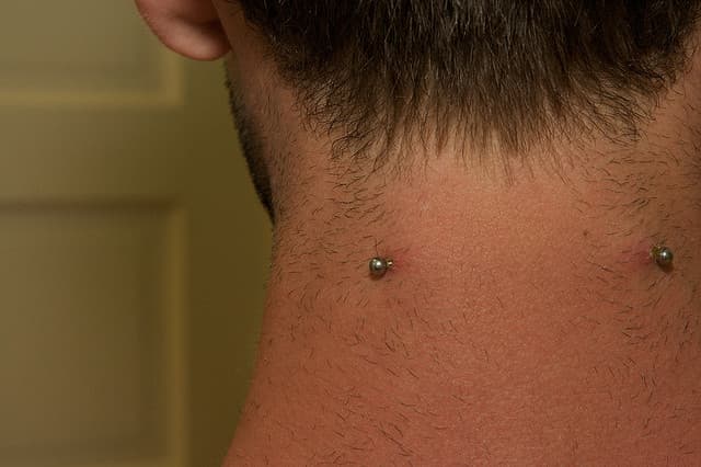 Piercing en la nuca: lo mejor para ese vacío