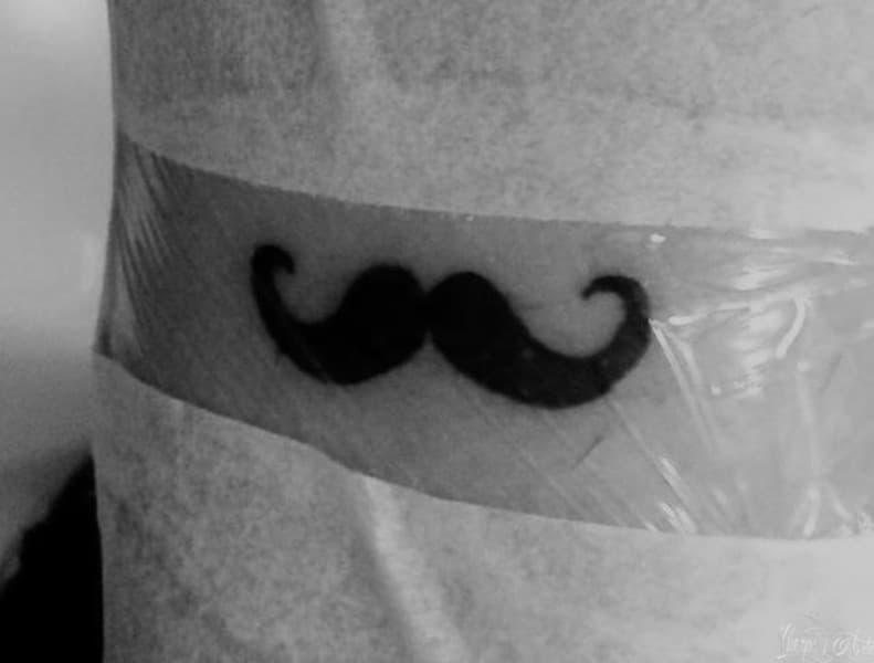 Tatuaje de bigote: el mostacho de Alejandra