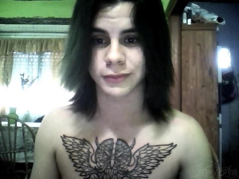 Tatuaje de búho en el pecho enviado por Juan