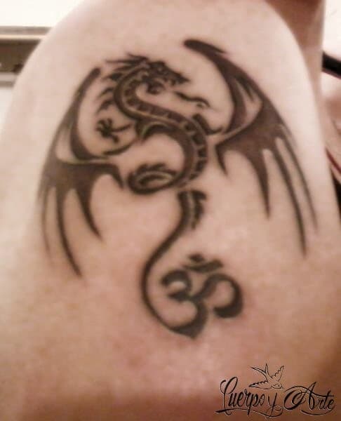 Tatuaje de dragón con símbolo de OM enviado por Nora