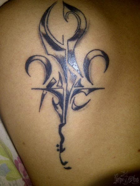 Tatuaje de flor de lis tribal enviado por Julio Perales