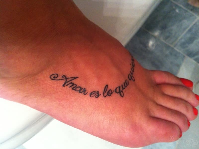 Tatuaje de frase en el pie de Sandra