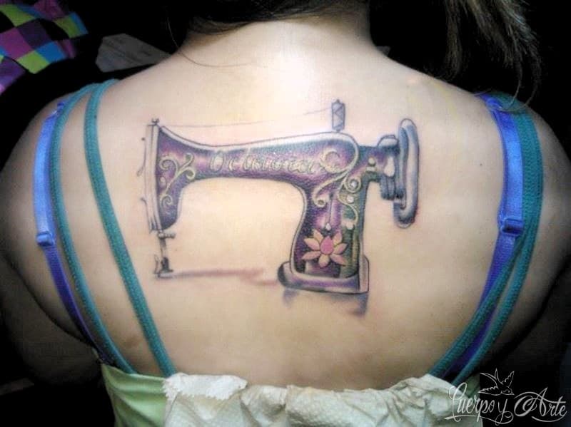 Tatuaje de máquina de coser enviado por Erika