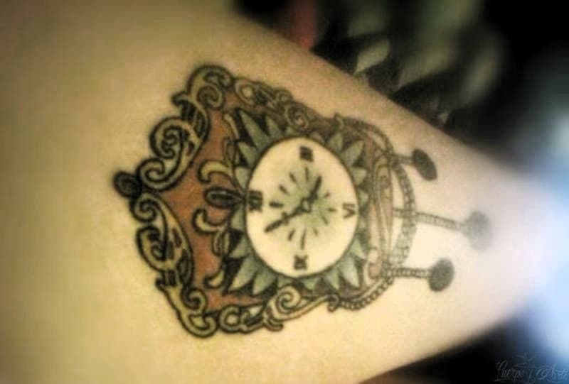 Tatuaje de reloj en el muslo enviado por Patricia