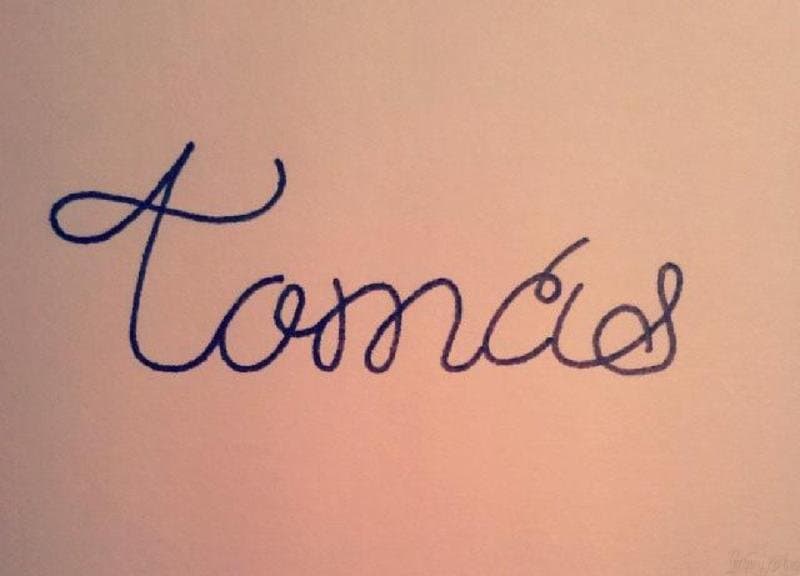 Tatuaje minimalista de Daniel en honor a su abuelo