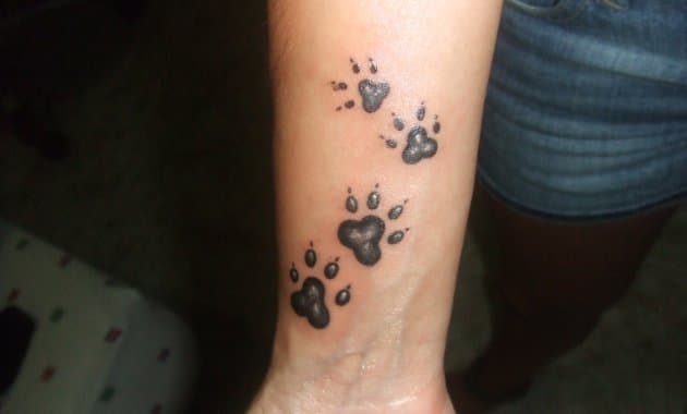 Tatuaje de huellas de perro: David y el amor por sus mascotas