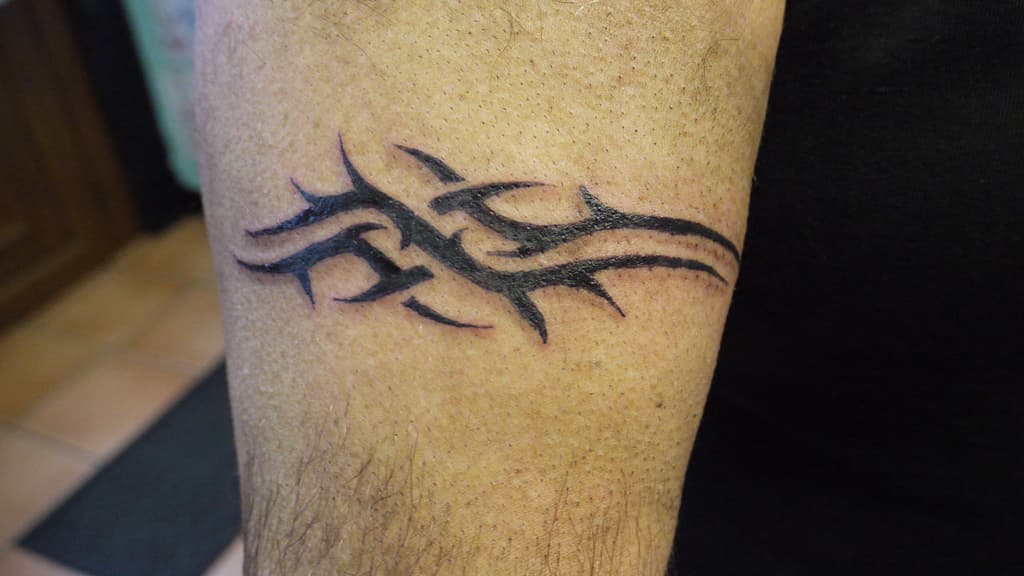 Tatuajes de brazaletes maoríes