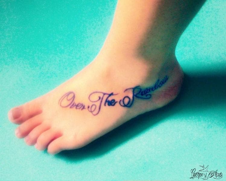 Tatuajes de frases en los pies: Nana comparte la suya