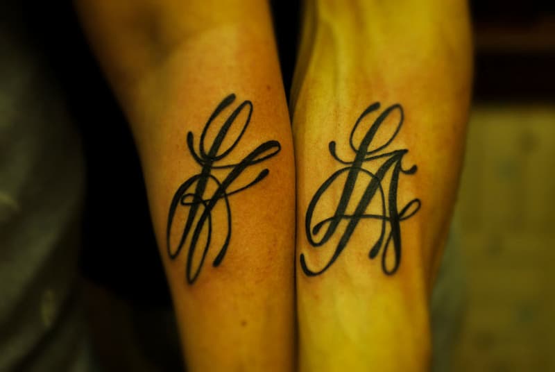 Tatuajes de letras entrelazadas