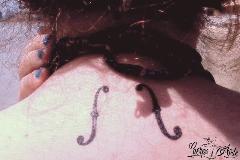 Tatuajes de música: las efes de violín de Andrea