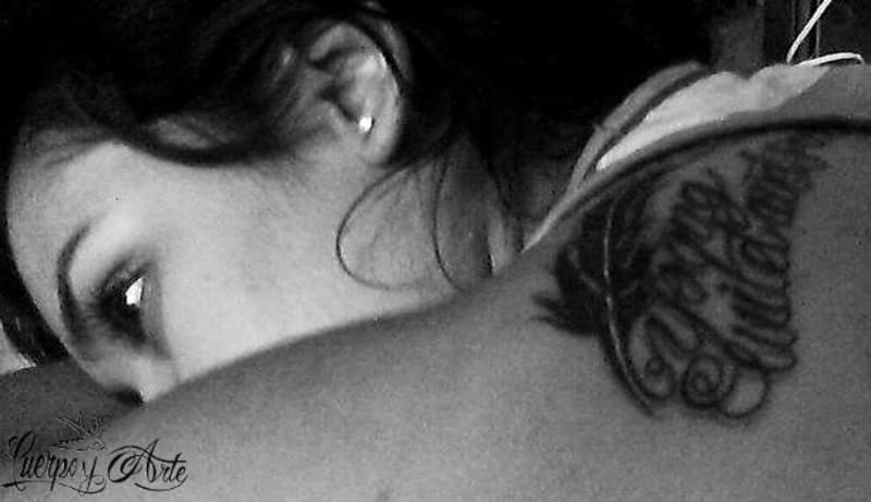 Tatuajes de plumas: libertad y juventud en el diseño de Paola