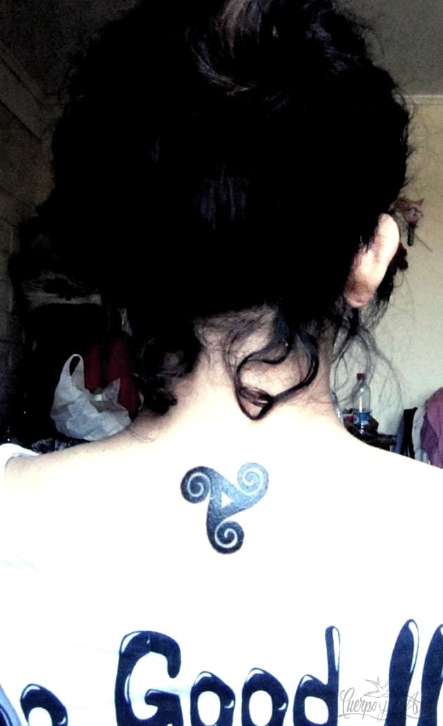 Valentina comparte su tatuaje de trisquel en la espalda