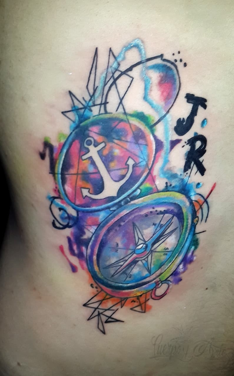 ¡Mira los fantásticos tatuajes de brújula e infinito de José!