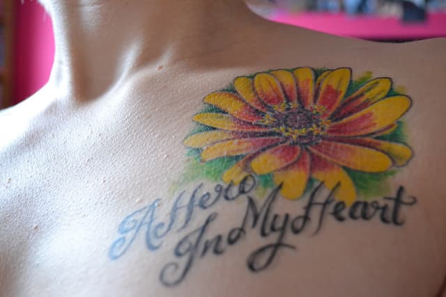 Tatuajes de flores amarillas