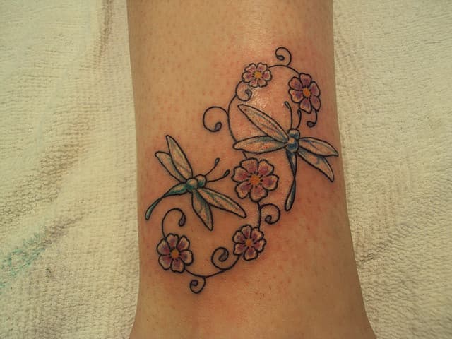 Tatuajes de libélulas en los tobillos