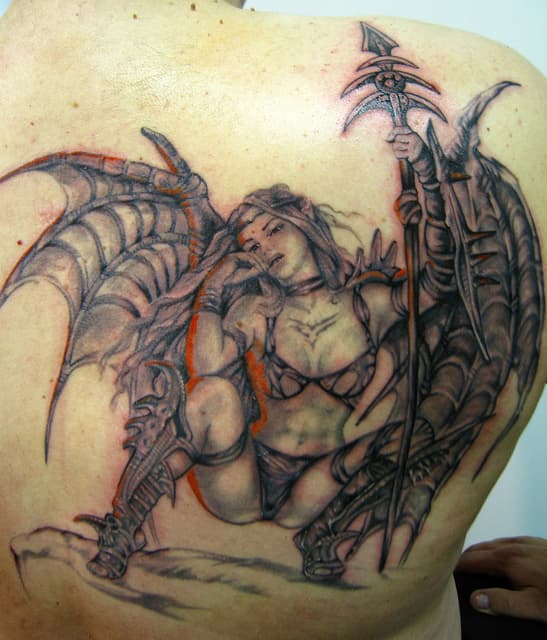 Tatuajes de Luis Royo: Sensualidad y Fantasía