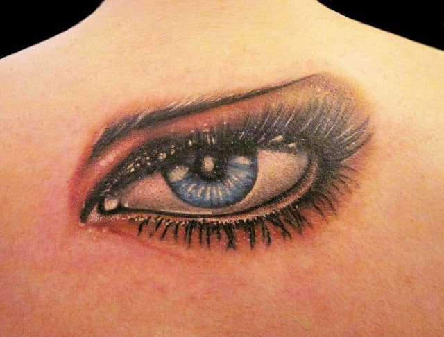Tatuajes de ojos en la nuca y en la espalda