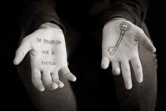 Tatuajes en la palma de la mano: una zona dolorosa