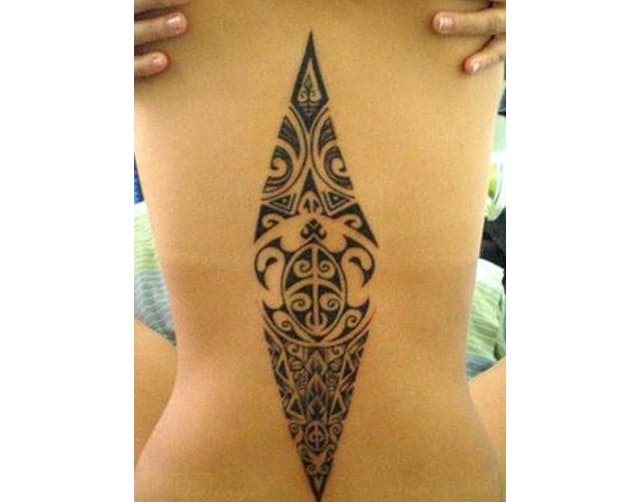 13 tatuajes maoríes muy sensuales para mujeres que querrás tener