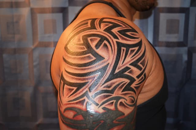 Tribales en blanco y negro mezclados con tribales de color