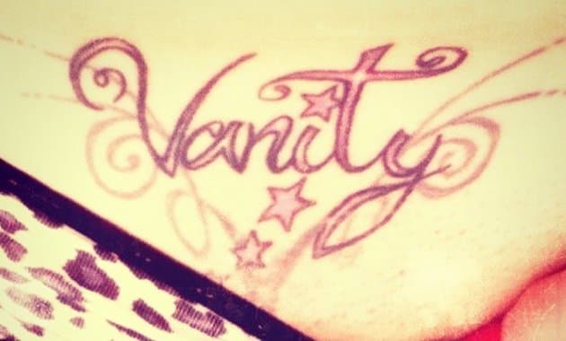 Tatuajes de palabras: la vanidad de Carla