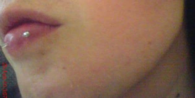 Piercing de labio inferior, enviado por Sara