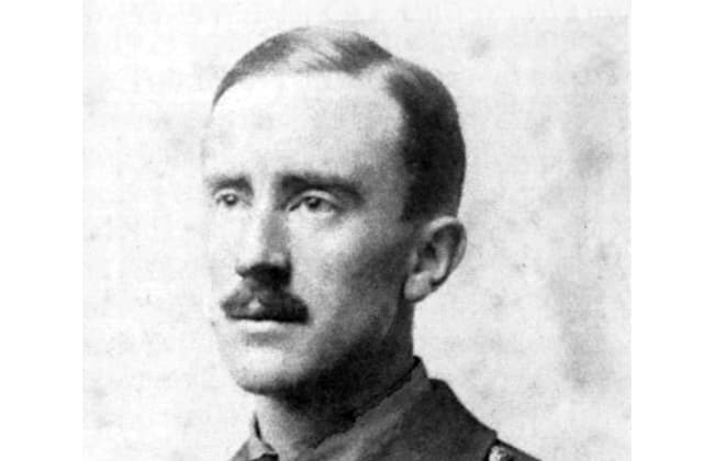 Tolkien al cine: Nicholas Hoult podría interpretar al autor de nuestros libros favoritos