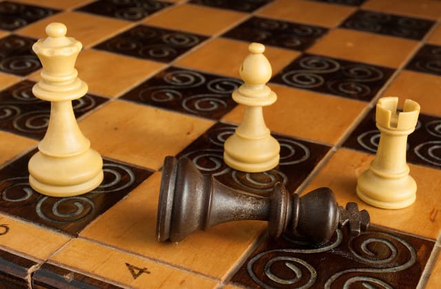 5 juegos que ayudaban a la gente de la Edad Media a sobrevivir en las largas y aburridas noches de invierno